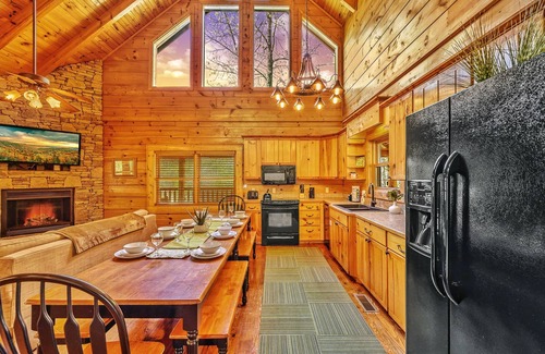 Gatlinburg - Pigeon Forge Cabin | Cozy Smoky Mountain Cabin with Hot Tub 🐶 PET FRIENDLY. ♥️