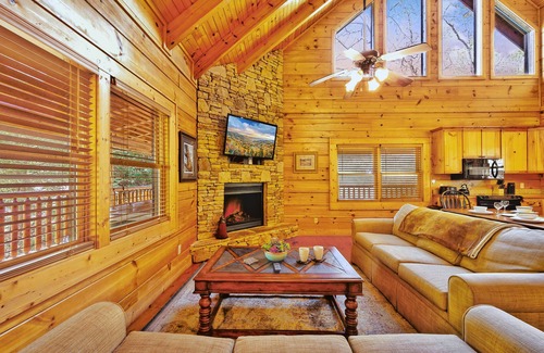 Gatlinburg - Pigeon Forge Cabin | Cozy Smoky Mountain Cabin with Hot Tub 🐶 PET FRIENDLY. ♥️