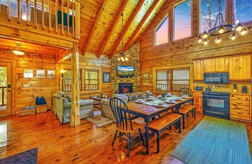 Gatlinburg - Pigeon Forge Cabin | Cozy Smoky Mountain Cabin with Hot Tub 🐶 PET FRIENDLY. ♥️