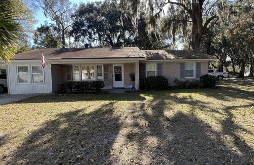 Windsor Forest House | Cozy Southside Savannah 3 Bed room 2 Bath home - 15 Minutes to downtown Savannah
