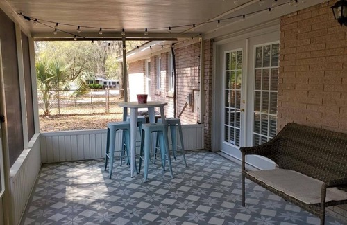 Windsor Forest House | Cozy Southside Savannah 3 Bed room 2 Bath home - 15 Minutes to downtown Savannah