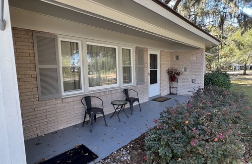 Windsor Forest House | Cozy Southside Savannah 3 Bed room 2 Bath home - 15 Minutes to downtown Savannah