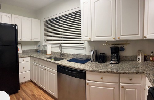 Reston Condo | Cozy space is nestled in quiet area, nearby capital city, parks and attractions