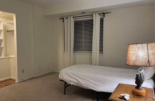 Reston Condo | Cozy space is nestled in quiet area, nearby capital city, parks and attractions