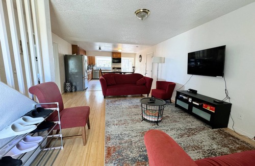 Seaside House | Cozy & Spacious 4B2B + Sleeps 14 + 2 FREE Aquarium Tickets + Family Friendly