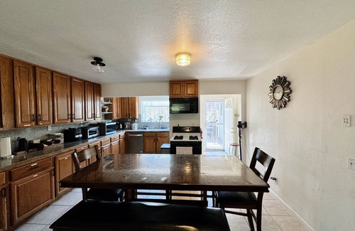 Seaside House | Cozy & Spacious 4B2B + Sleeps 14 + 2 FREE Aquarium Tickets + Family Friendly