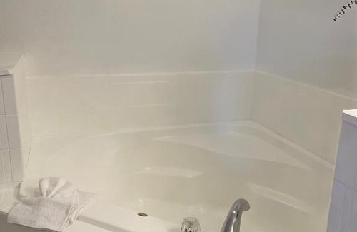 Kissimmee House | Cozy Spacious 4bd with Garden tub near Disney