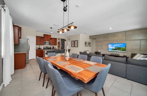 Loughman Apartment | Cozy & Spacious 6-Bedroom Pool Home in Solterra