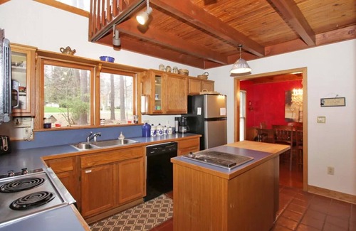 Mount Mourne House | Cozy, sprawling lakefront house on cove for family fun and entertaining!