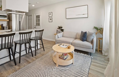 Greater East End House | Cozy Stay Near Downtown -10 min- La Casita Blanca