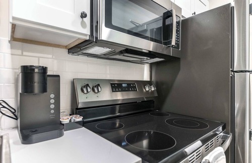 Macon Apartment | Cozy Stay Next To Atrium Hospital | Walk Score 74; Mercer Music at Capricorn – ~