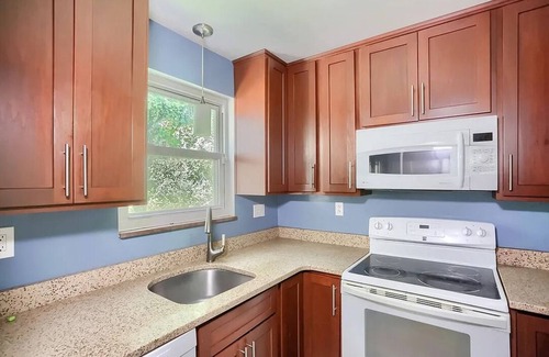 McKnight House | Cozy Stay with Fast WiFi – Steps from Food, Shopping & Fun!