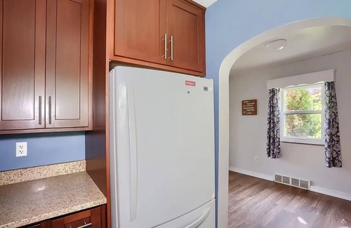McKnight House | Cozy Stay with Fast WiFi – Steps from Food, Shopping & Fun!