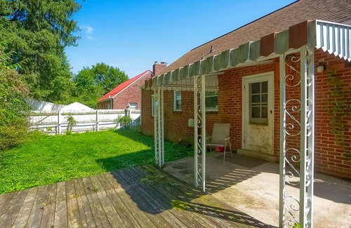 McKnight House | Cozy Stay with Fast WiFi – Steps from Food, Shopping & Fun!