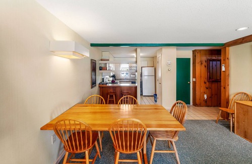 Stowe Area Condo | Cozy Stowe Condo w/Pools, Hot Tub & Shuttle—Near Slopes & Rec Path