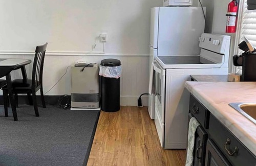 Burlington Apartment | Cozy Studio 1/2 block to Church St & Shops-Pets