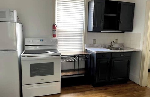 Burlington Apartment | Cozy Studio 1/2 block to Church St & Shops-Pets