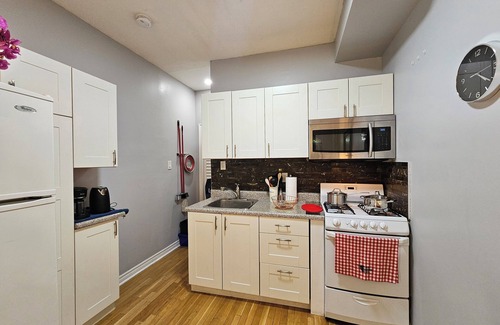 Junction Triangle Apartment | Cozy Studio 10 minutes walk to Lansdowne Subway Station