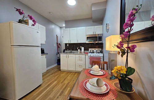 Junction Triangle Apartment | Cozy Studio 10 minutes walk to Lansdowne Subway Station
