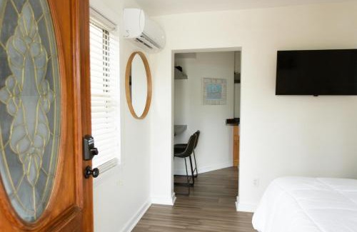 Jacksonville Beach House | Cozy Studio - Blocks from the Ocean!