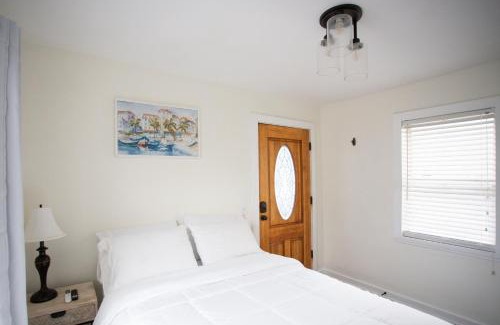 Jacksonville Beach House | Cozy Studio - Blocks from the Ocean!