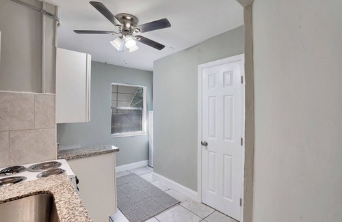 Fort Lauderdale Apartment | Cozy Studio Centrally Located With Free Parking, Minutes to Airport & Beach