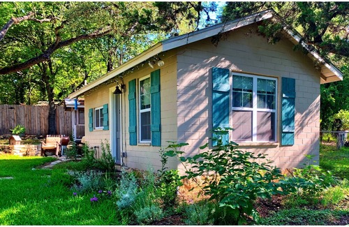 Grey Forest Cottage | Cozy Studio Cottage - Near Floores Country Store, SeaWorld and Fiesta Texas