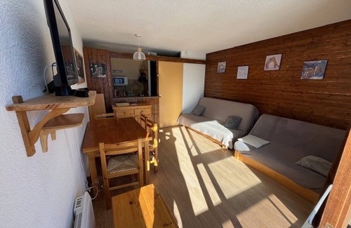 Orcieres-Merlette Apartment | Cozy studio for 4, pets allowed, near slopes, south-facing balcony