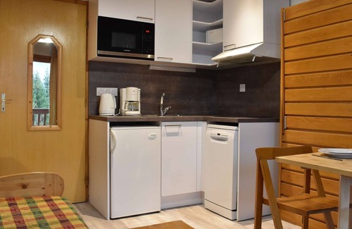 Meribel Apartment | Cozy Studio for 2 near Slopes with Balcony, Ski Storage & Pet-Friendly in Méribel