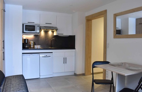 Meribel Apartment | Cozy Studio for 2 near Ski Slopes in Méribel with Modern Amenities