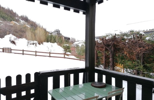 Pra Loup Apartment | Cozy Studio for 4 in Pra-Loup 1500, Close to Ski Lift, Balcony with Garden Access