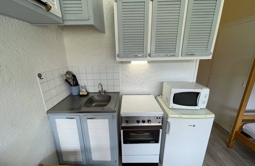 Laveissiere Apartment | Cozy Studio for 4, South-Facing Balcony, Heart of Ski Resort