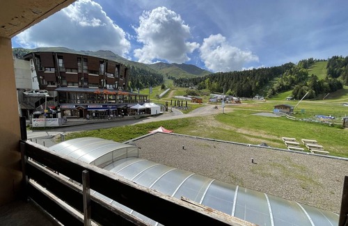 Laveissiere Apartment | Cozy Studio for 4, South-Facing Balcony, Heart of Ski Resort