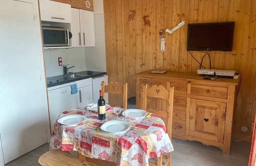 Les Gets Apartment | Cozy Studio for 4 with Balcony - 200m from Slopes, Center Village, Parking
