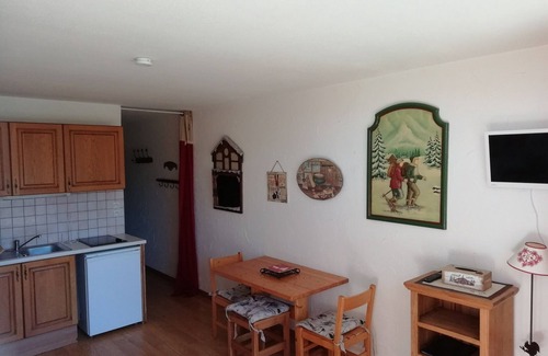 Arc-1600 Apartment | Cozy studio for 2, near slopes and shops