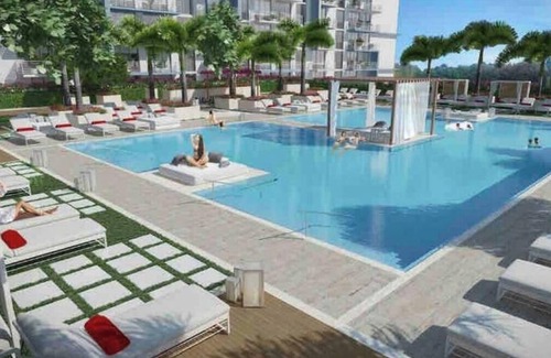 Doral Apartment | Cozy Studio! Golf & City Views, Walk to Shops, Parks, Dining & Nightlife!