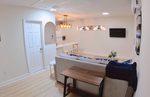 Orlando Apartment | Cozy studio in enchanting Orlando close to all attractions w/AC, WiFi/King bed