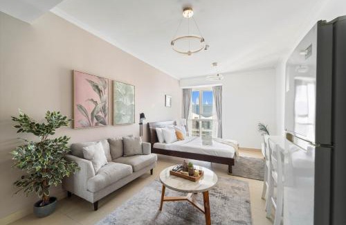 Jumeirah Lake Towers Apartment | Cozy Studio in JLT