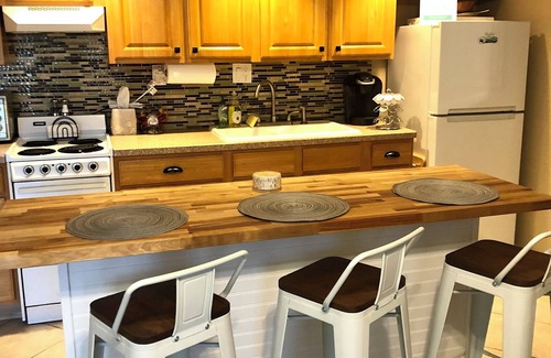 New Smyrna Beach Apartment | Cozy studio in wonderful New Smyrna Beach walking distance to 27th ramp and park