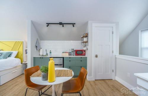 Clayton House | Cozy Studio Loft W Soaking Tub & Patio