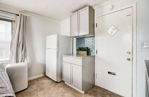 Corridor South Apartment | Cozy Studio Near Paseo Apartment - Fast WiFi