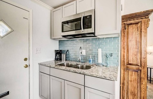 Corridor South Apartment | Cozy Studio Near Paseo Apartment - Fast WiFi