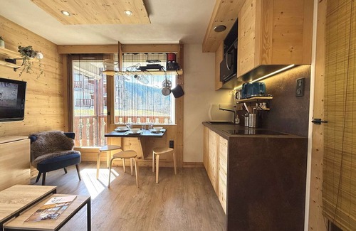 Cohennoz Apartment | Cozy Studio Near Ski Slopes - Sleeps 4 with Balcony and Parking