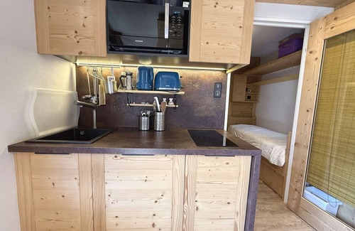 Cohennoz Apartment | Cozy Studio Near Ski Slopes - Sleeps 4 with Balcony and Parking
