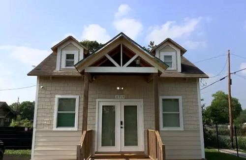 Northside House | Cozy Studio on Large Lot, Near Downtown and IAH!