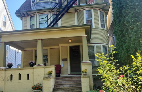 Upper East Side Apartment | Cozy studio on the Fashionable East Side of Milwaukee