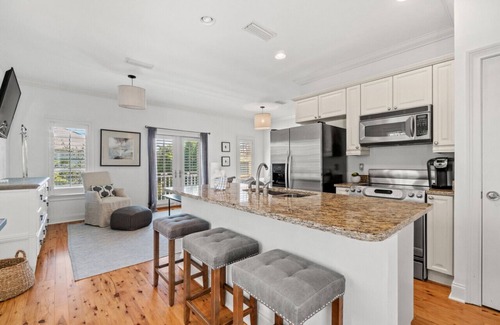 Rosemary Beach Apartment | Cozy Studio-Private Balcony-Resort Pool-Beach Access-Bikes-Backpack Beach Chairs