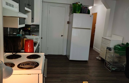 Hochelaga Apartment | Cozy studio retreat on the earth of Sherbrooke east close to the metro!