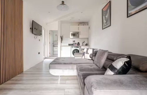 Ashford Apartment | Cozy Studio Retreat, Sleeps 2 with free parking