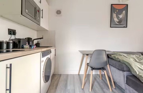 Ashford Apartment | Cozy Studio Retreat, Sleeps 2 with free parking